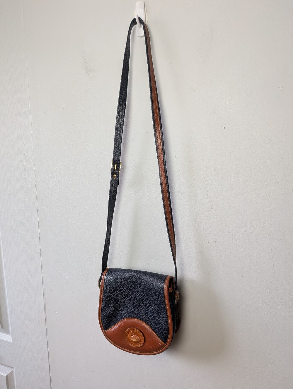 DOONEY & BOURKE Vintage Leather Women Shoulder Or Crossbody Purse navy Blue Tan - Picture 2 of 11